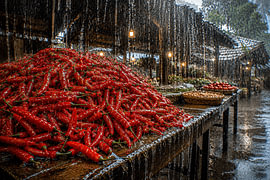 Regen auf rote Chilischoten auf einem traditionellen Markt in Indonesien – Regensammlung von Vínculae