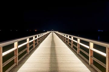Uitzicht op de pier in Ahlbeck aan de Baltische Zee bij nacht van Andreas Völkel