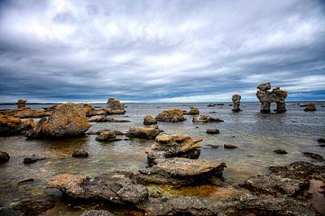 Raukar op Fåro bij zonsondergang van Hanneke Luit