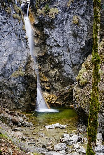 Watervallen in de bergen - spectaculaire natuurfotografie vol energie en kracht. Koop nu een muurschildering of canvas en ervaar bergwater.
