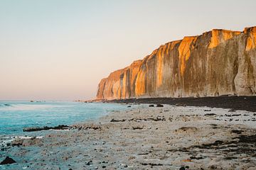 Kliffen aan zee bij zonsondergang