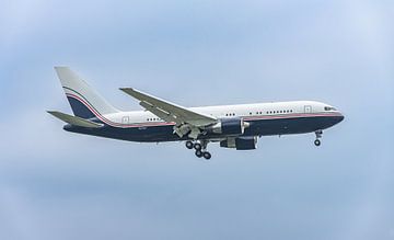 Landende Google Boeing 767-200 company jet. van Jaap van den Berg