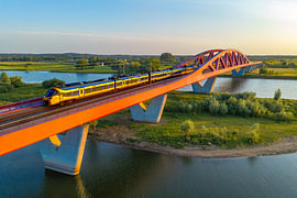 ICNG-Intercity-Zug am Hanzeboog über der IJssel von Sjoerd van der Wal Fotografie