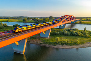 ICNG-Intercity-Zug am Hanzeboog über der IJssel