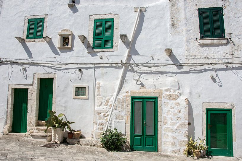 Wit huis in Cisternino, Italie by Yvonne van der Meij