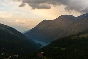 Ausblick bei Sonnenuntergang von der Zufallhütte auf einen Bergsee
