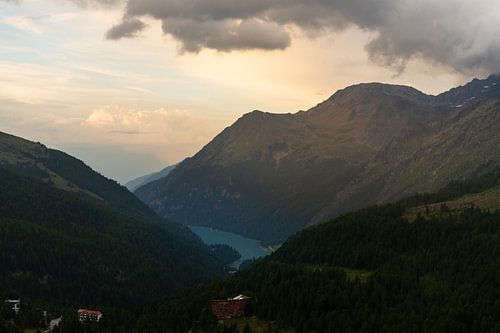 Ausblick bei Sonnenuntergang von der Zufallhütte auf einen Bergsee von Jens Seßler