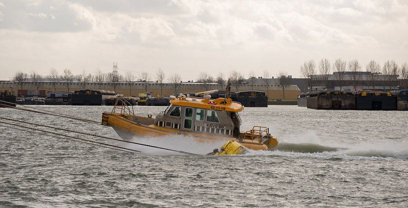 Between the mooring lines and the buoys by scheepskijkerhavenfotografie
