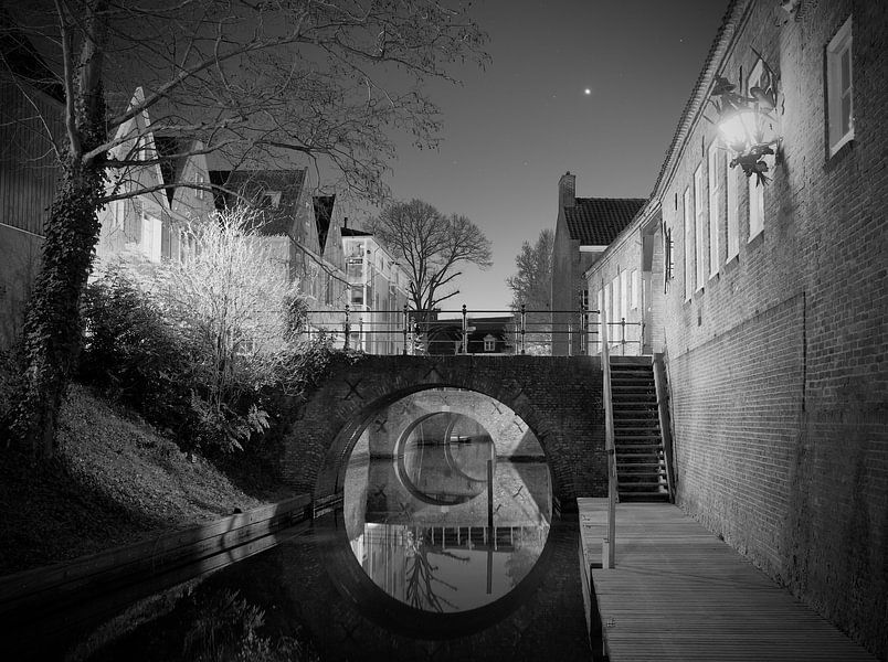 The Binnendieze at night in black and white by Den Bosch aan de Muur