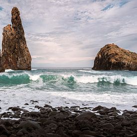 Kust en rotsstrand in de Atlantische Oceaan bij Madeira van Jens Sessler