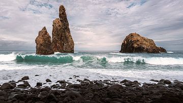 Côte et plage de galets avec blocs de rochers dans l'Atlantique près de Madère