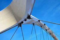 Detail van de Oversteek, brug over de Waal bij Nijmegen, tegen een blauwe hemel