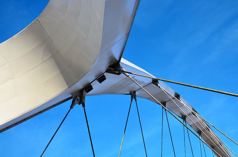 Detail van de Oversteek, brug over de Waal bij Nijmegen, tegen een blauwe hemel van Gert Bunt