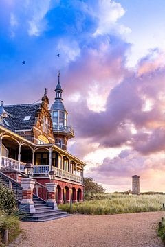 Het badpaviljoen in Domburg (staand) van Danny Bastiaanse