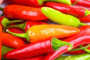 Hoop van hete rode, oranje en groene Chili-paprika's voor gekruid eten van Sjoerd van der Wal