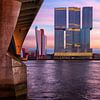 Der Rotterdam am Abend von der Eramus-Brücke aus gesehen von Paul Kampman