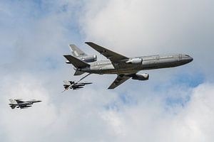 Un ravitailleur KLu KDC-10 avec des F-16 de la Force aérienne belge.