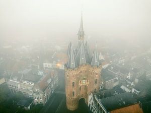 Sassenpoort altes Tor in Zwolle an einem nebligen Herbstmorgen