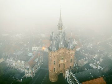 Sassenpoort oude poort in Zwolle tijdens een mistige herfstochtend