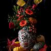 Nature morte d'un bouquet d'automne avec un vase en faïence de Makkum sur Marjolein Fortuin