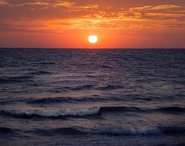 Atemberaubender Sonnenuntergang über den ruhigen Wellen der sizilianischen Küstenlinie' von PhotoCluster