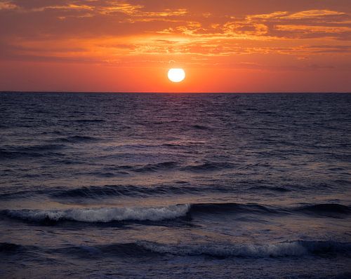 Adembenemende zonsondergang boven de rustige golven van de kust van Sicilië'