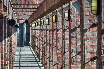 Galerie de briques avec ombre et lumière sur Alexander Baumann