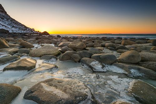 Der berühmte Strand bei Uttakleiv mit seinen runden Felsblöcken auf den Lofoten in Norwegen an einem