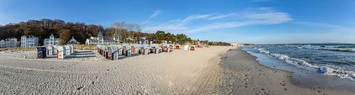 Panorama met strandstoelen aan zee, Ostseebad Binz op het eiland Rügen