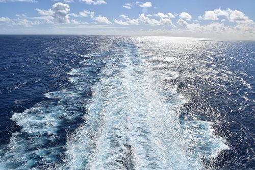 Een spoor van een schip op zee