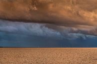 Coucher de soleil et mauvais temps sur la mer des Wadden près de Harlingen par Harrie Muis Aperçu