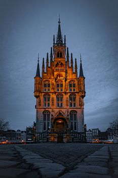 Verlicht Stadhuis Gouda tijdens schemer