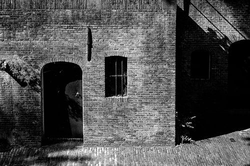 Een werf aan de Nieuwegracht in Utrecht in het ochtendlicht (zwartwit)