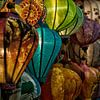 Lanternes vietnamiennes colorées. sur Ron van der Stappen