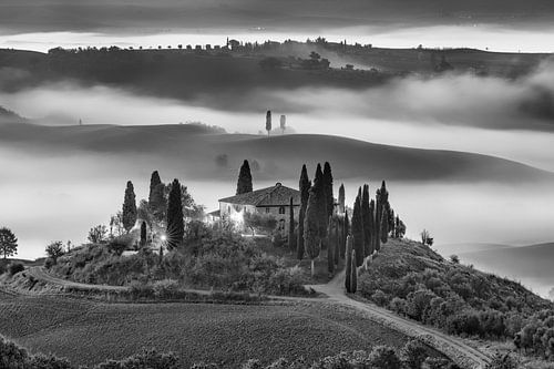 Landschap met mist en kleine boerderij in Toscane in zwart-wit