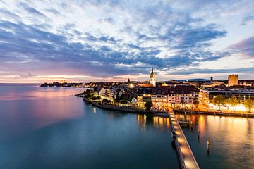 Friedrichshafen aan de Bodensee bij zonsondergang