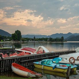 Italienischer See (Lago di Caldonazzo) mit Booten von KB Design & Photography (Karen Brouwer)