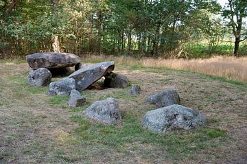 Dolmen bed D35 by Richard Wareham