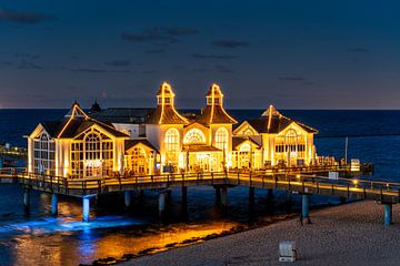 A view of the pier in Sellin at night by Andreas Völkel