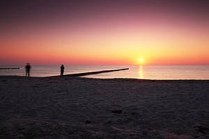 Pärchen am Strand im Sonnenuntergang