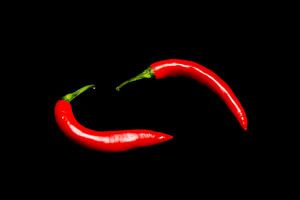 Poivrons rouges sur fond noir