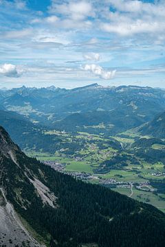 Uitzicht op het Kleinwalsertal en de Hohe Ifen van Leo Schindzielorz