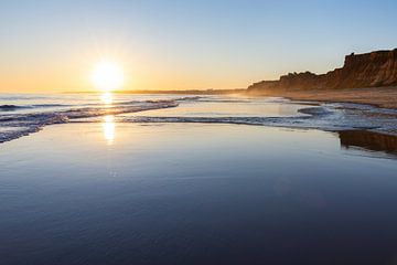 Zonsondergang op het zandstrand Praia da Falésia. Kliffen Roze bloemen bij Albufeira, Portugal van Fotos by Jan Wehnert