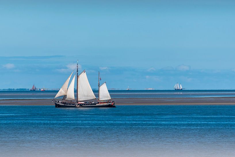 Segelschiff auf den Watteninseln. von Els Oomis