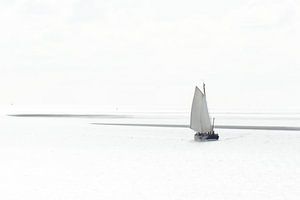 Einsames Segelschiff auf dem Wattenmeer