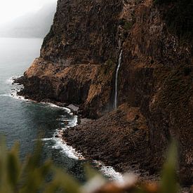 Waterval in de oceaan (Seixal, Madeira) van Ian Schepers