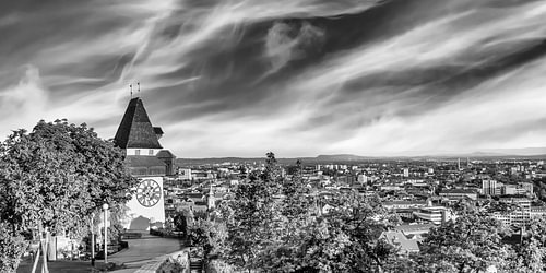 Historischer Uhrturm mit Stadtpanorama von Graz – Panorama Monochrom von Melanie Viola