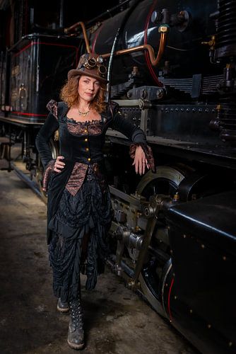 Steampunkgirl voor stoomlocomotief van Gé Klein Wolterink