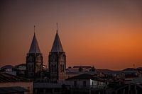 Zonsondergang met kerk in Stone Town