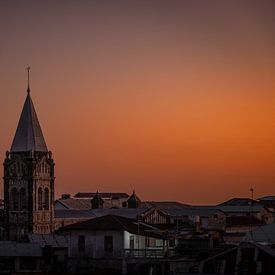 Zonsondergang met kerk in Stone Town van Bob Hogenkamp